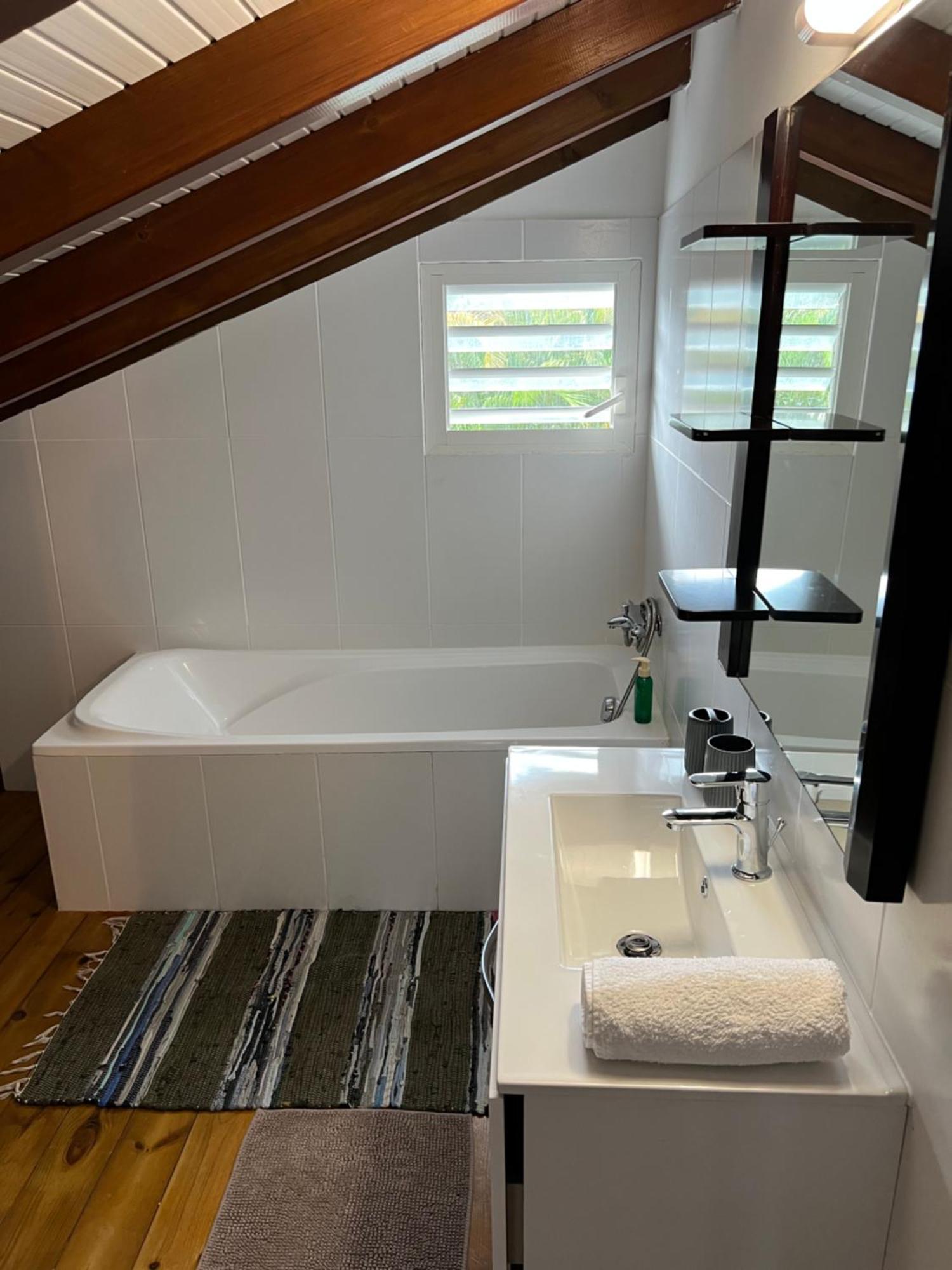 Villa au calme avec Jacuzzi, Villa Le Boursoie Les Abymes Extérieur photo