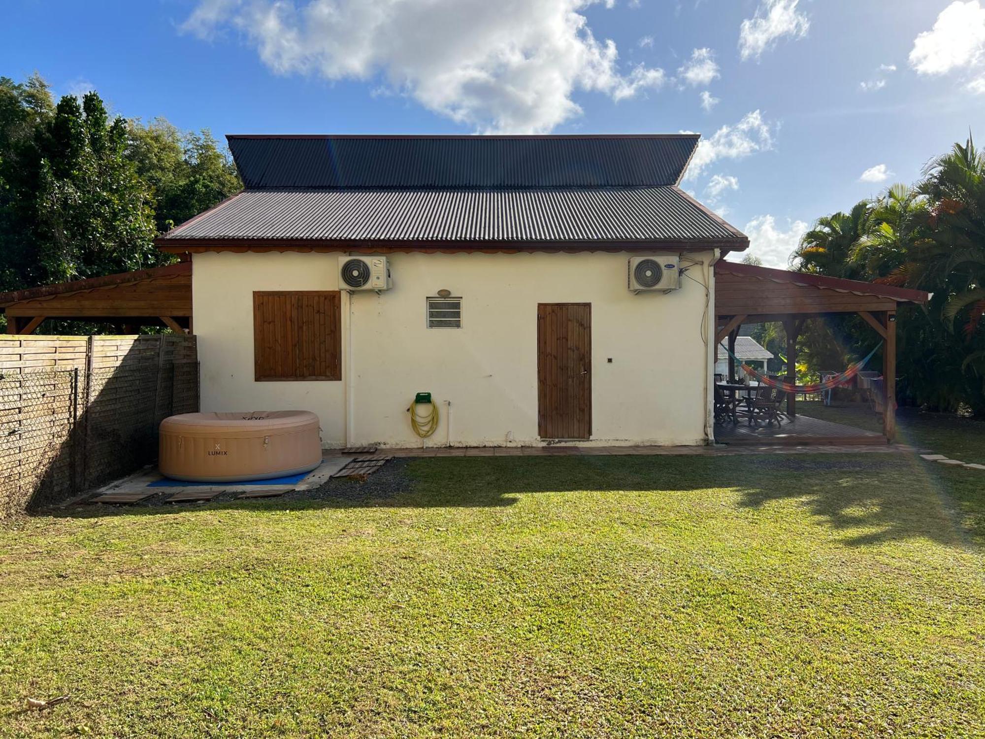 Villa au calme avec Jacuzzi, Villa Le Boursoie Les Abymes Extérieur photo