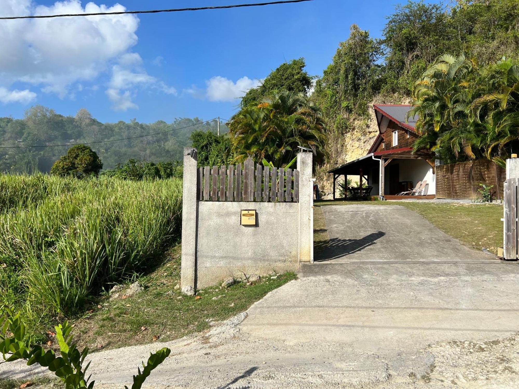 Villa au calme avec Jacuzzi, Villa Le Boursoie Les Abymes Extérieur photo
