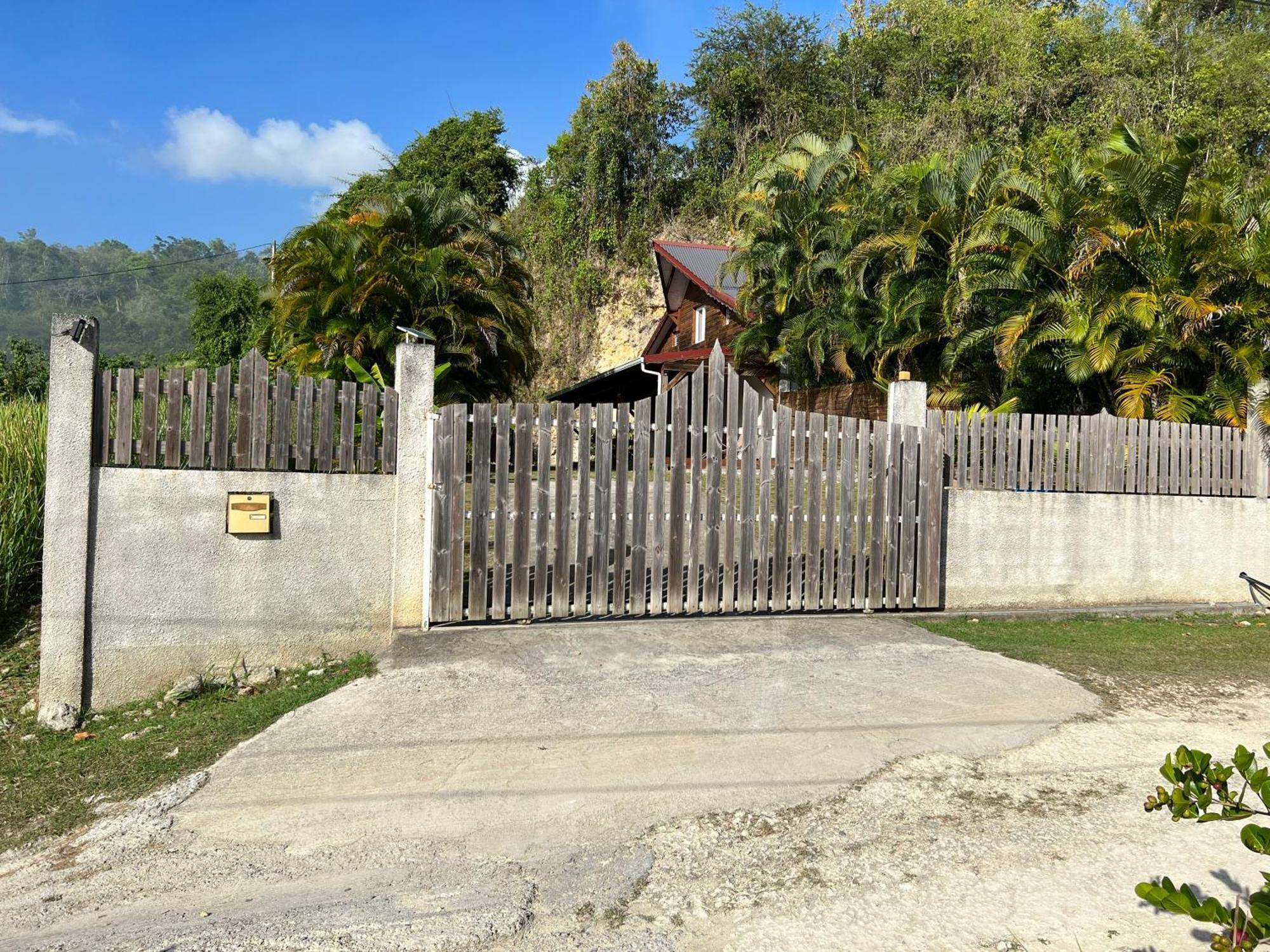 Villa au calme avec Jacuzzi, Villa Le Boursoie Les Abymes Extérieur photo