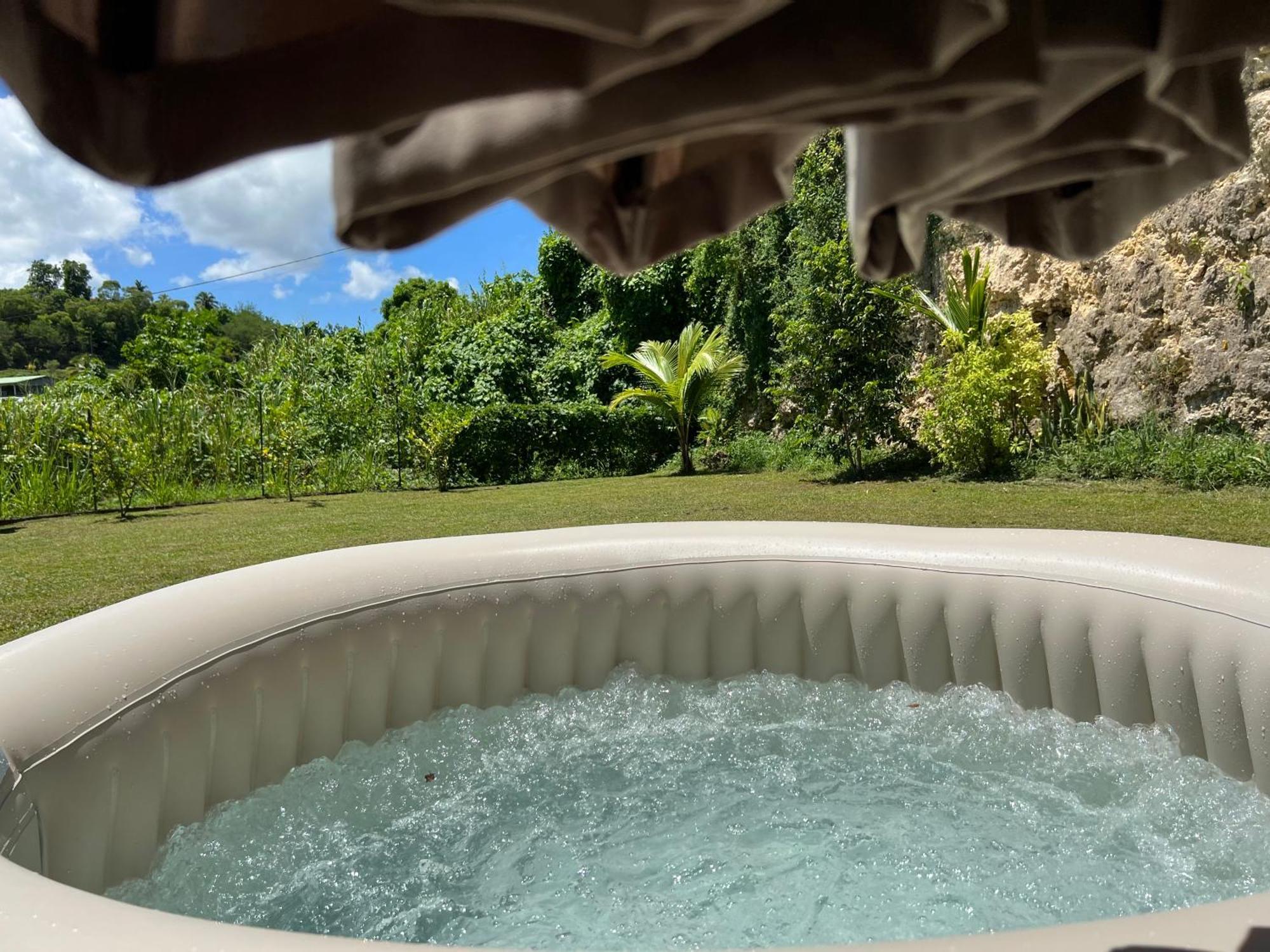 Villa au calme avec Jacuzzi, Villa Le Boursoie Les Abymes Extérieur photo