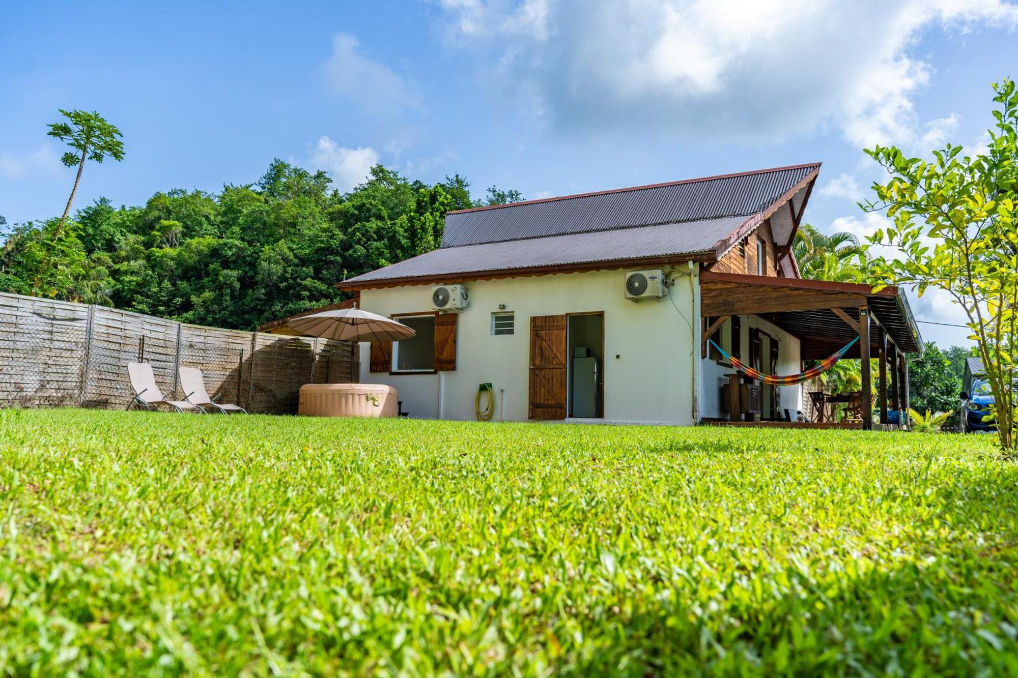 Villa au calme avec Jacuzzi, Villa Le Boursoie Les Abymes Extérieur photo