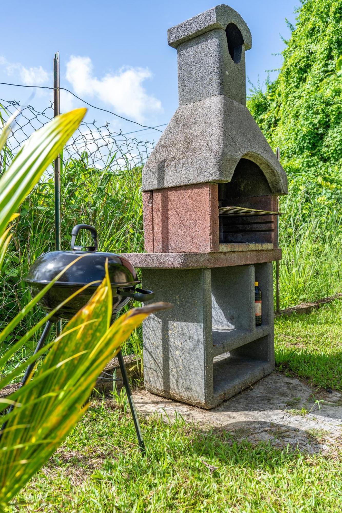 Villa au calme avec Jacuzzi, Villa Le Boursoie Les Abymes Extérieur photo