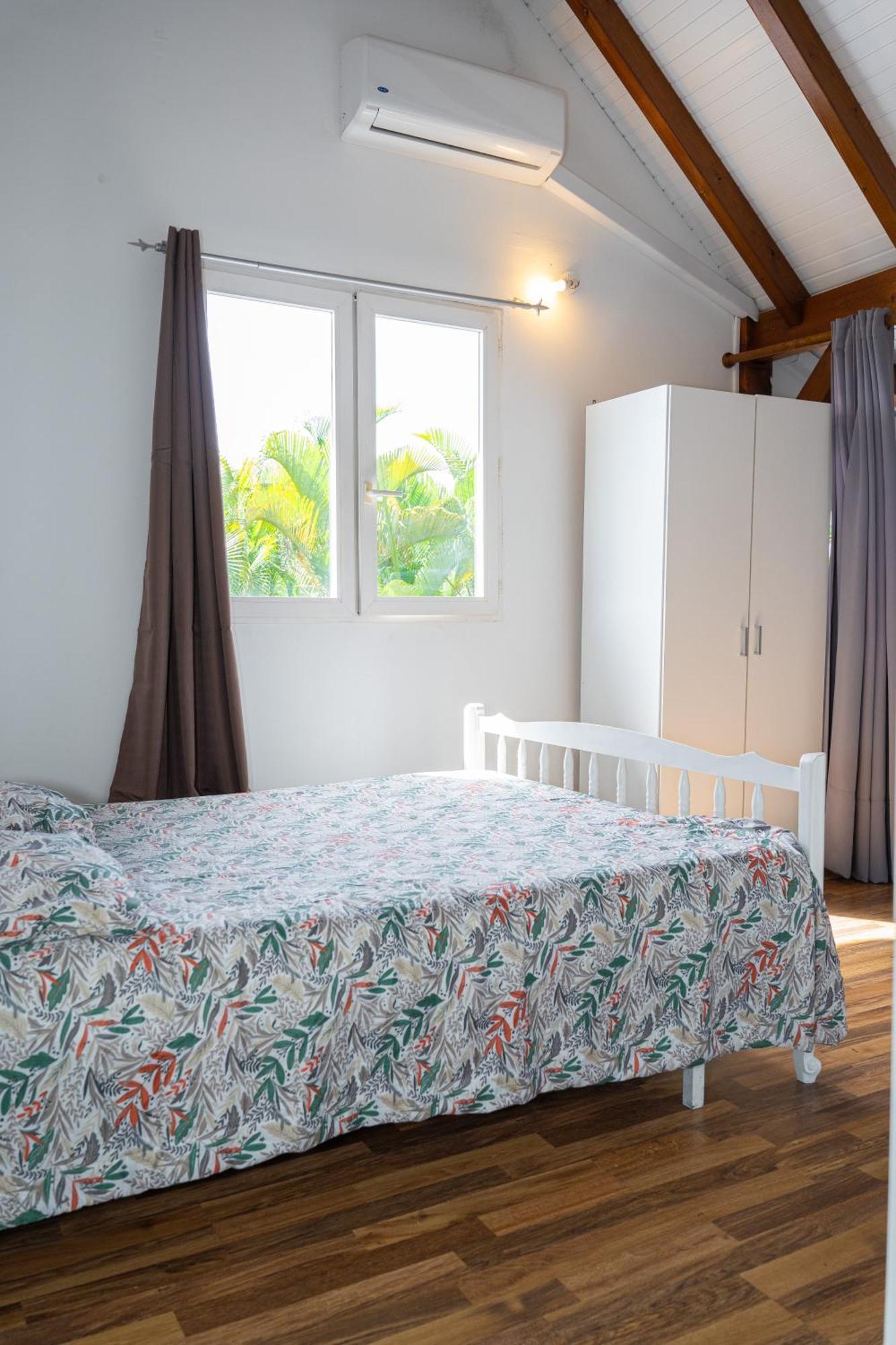 Villa au calme avec Jacuzzi, Villa Le Boursoie Les Abymes Extérieur photo