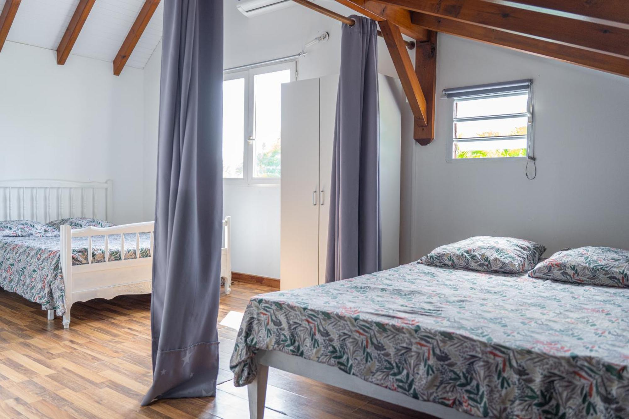 Villa au calme avec Jacuzzi, Villa Le Boursoie Les Abymes Extérieur photo