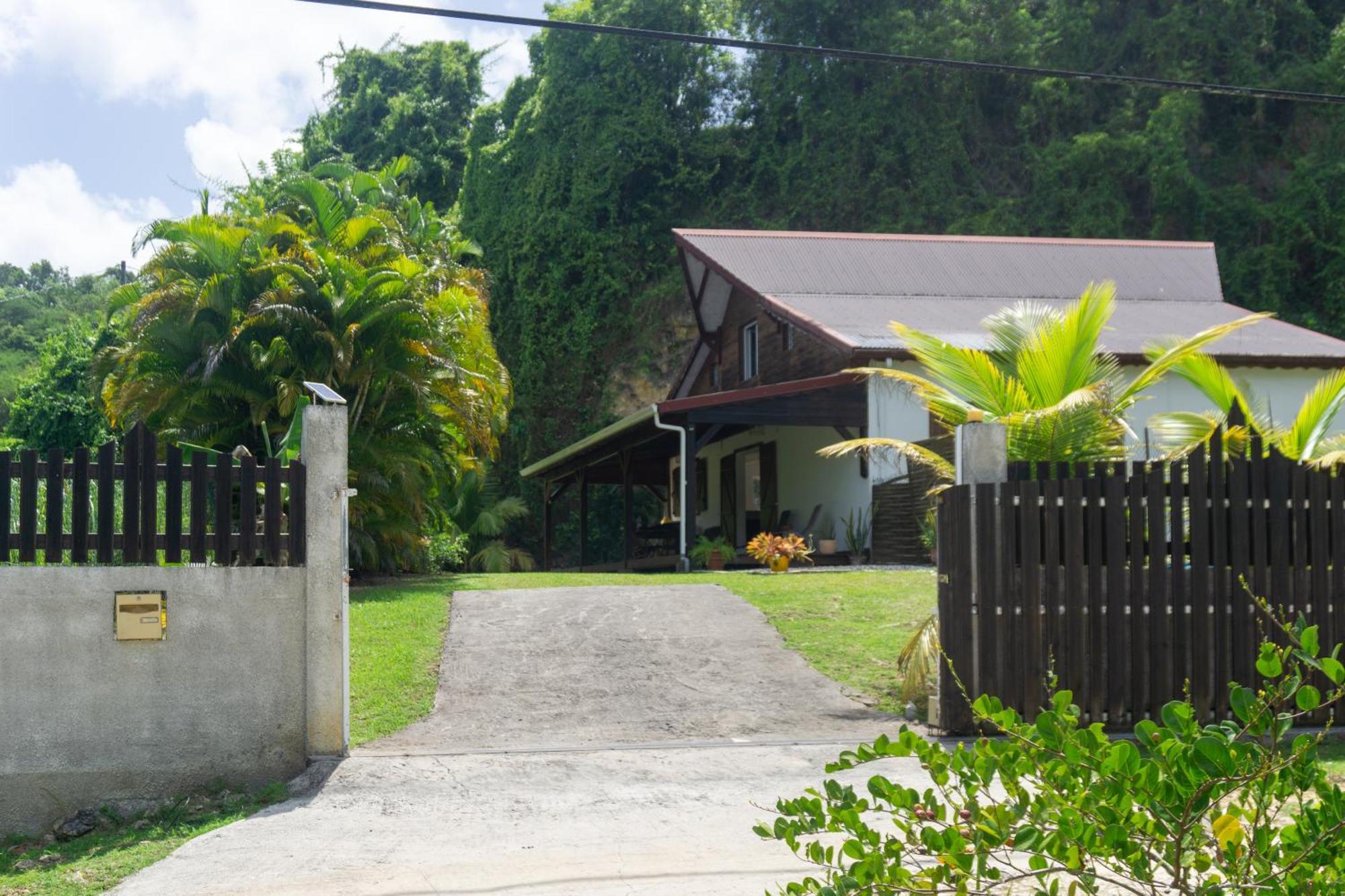 Villa au calme avec Jacuzzi, Villa Le Boursoie Les Abymes Extérieur photo