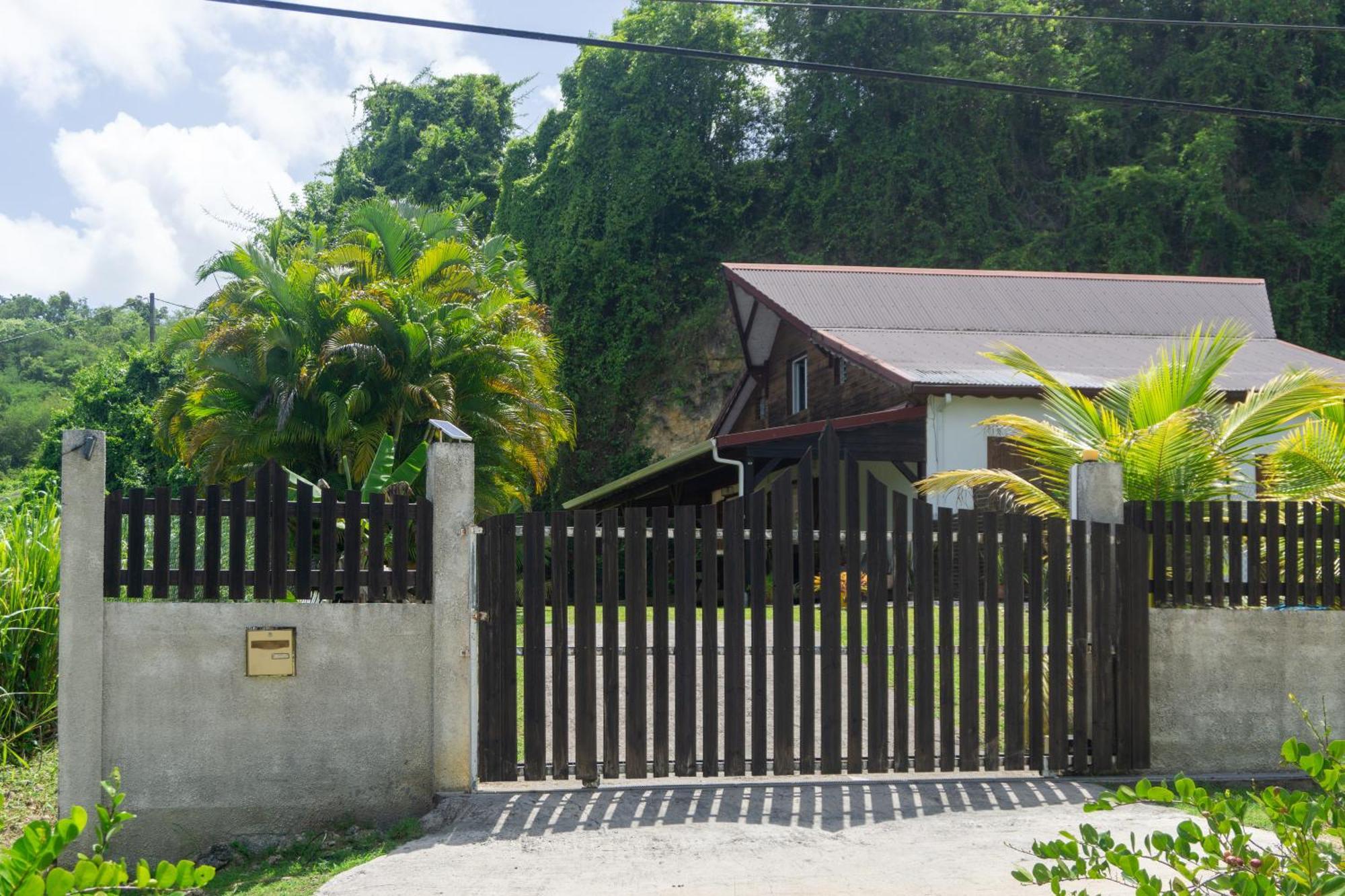 Villa au calme avec Jacuzzi, Villa Le Boursoie Les Abymes Extérieur photo