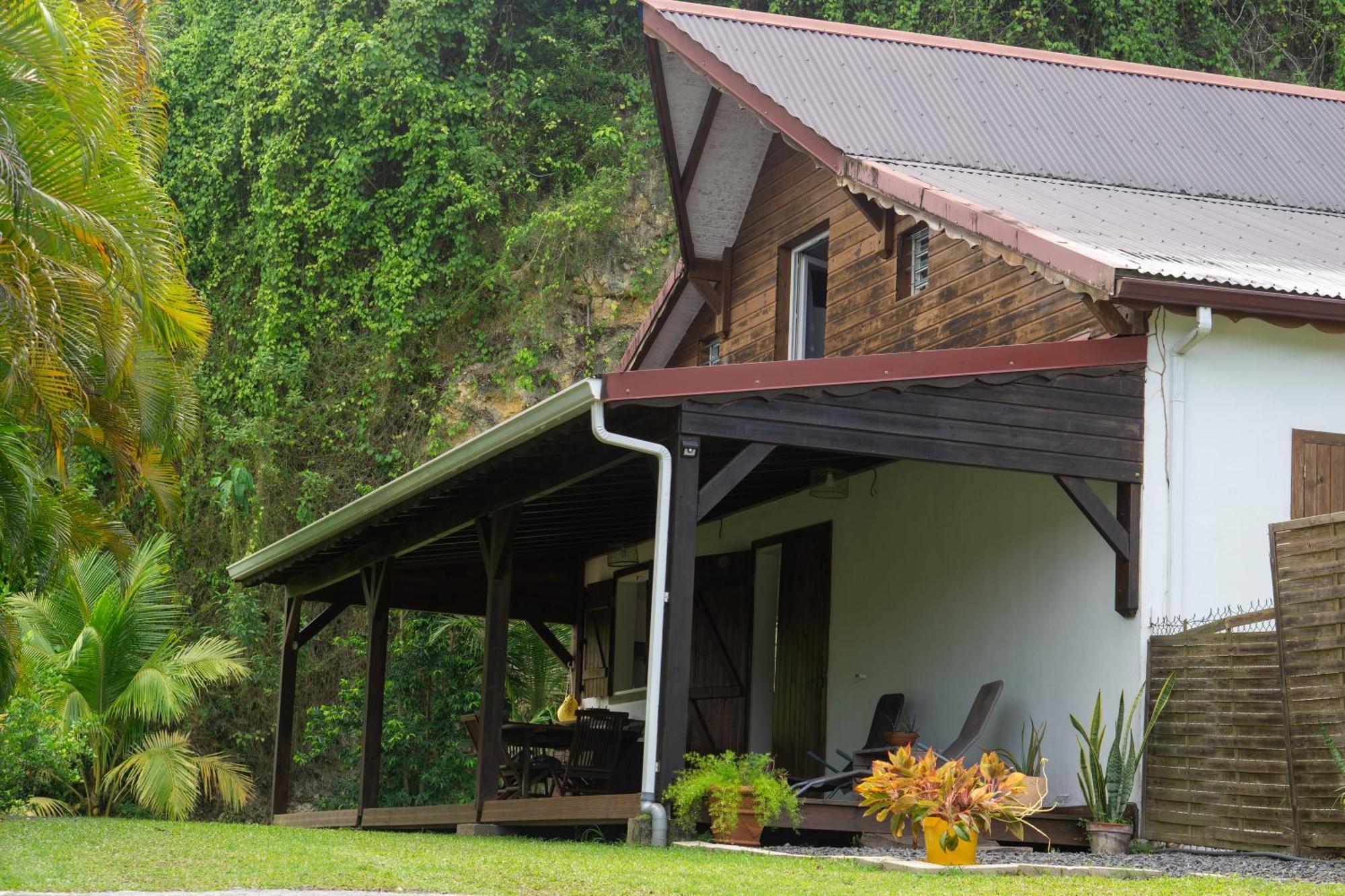 Villa au calme avec Jacuzzi, Villa Le Boursoie Les Abymes Extérieur photo