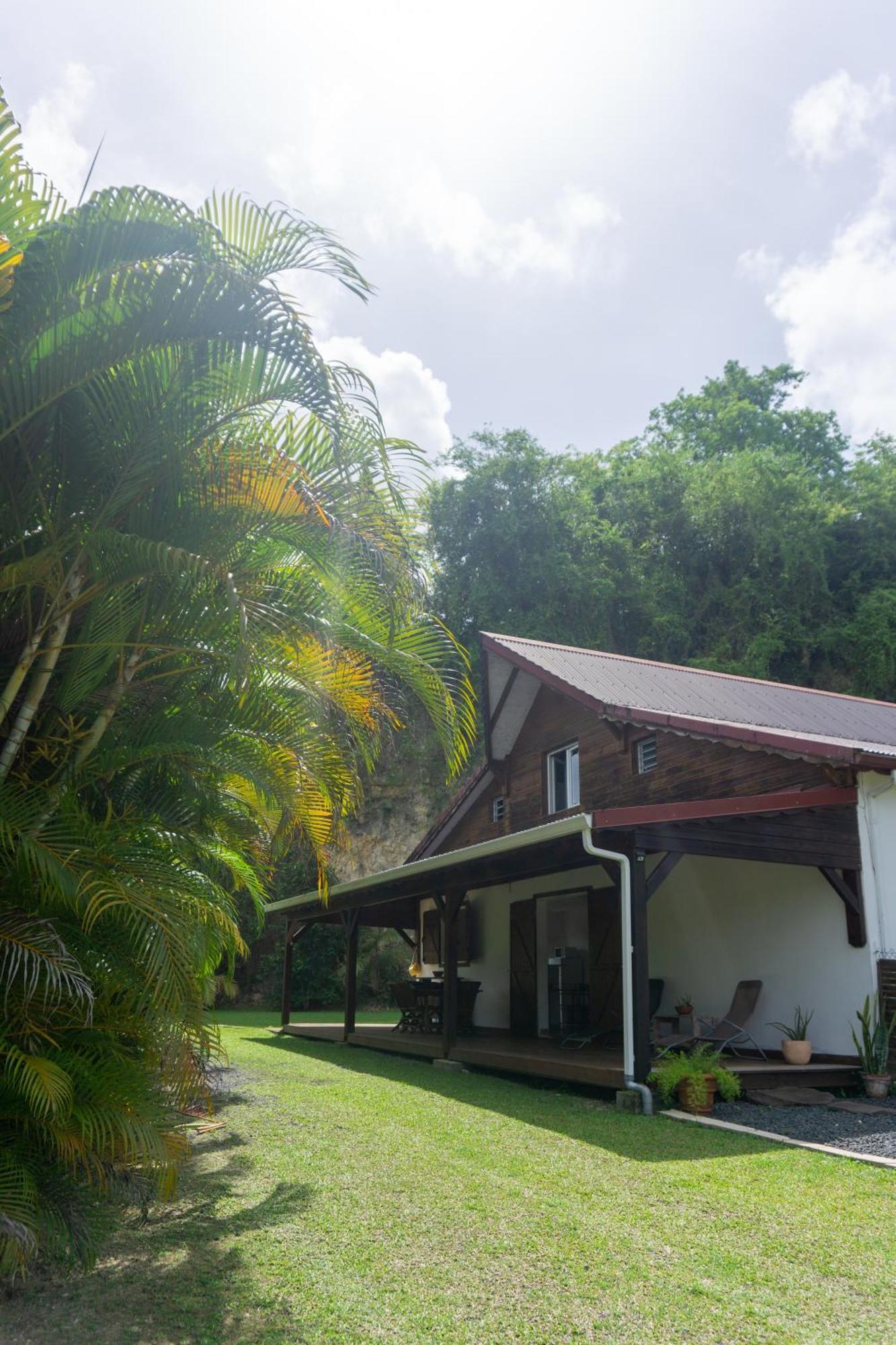 Villa au calme avec Jacuzzi, Villa Le Boursoie Les Abymes Extérieur photo