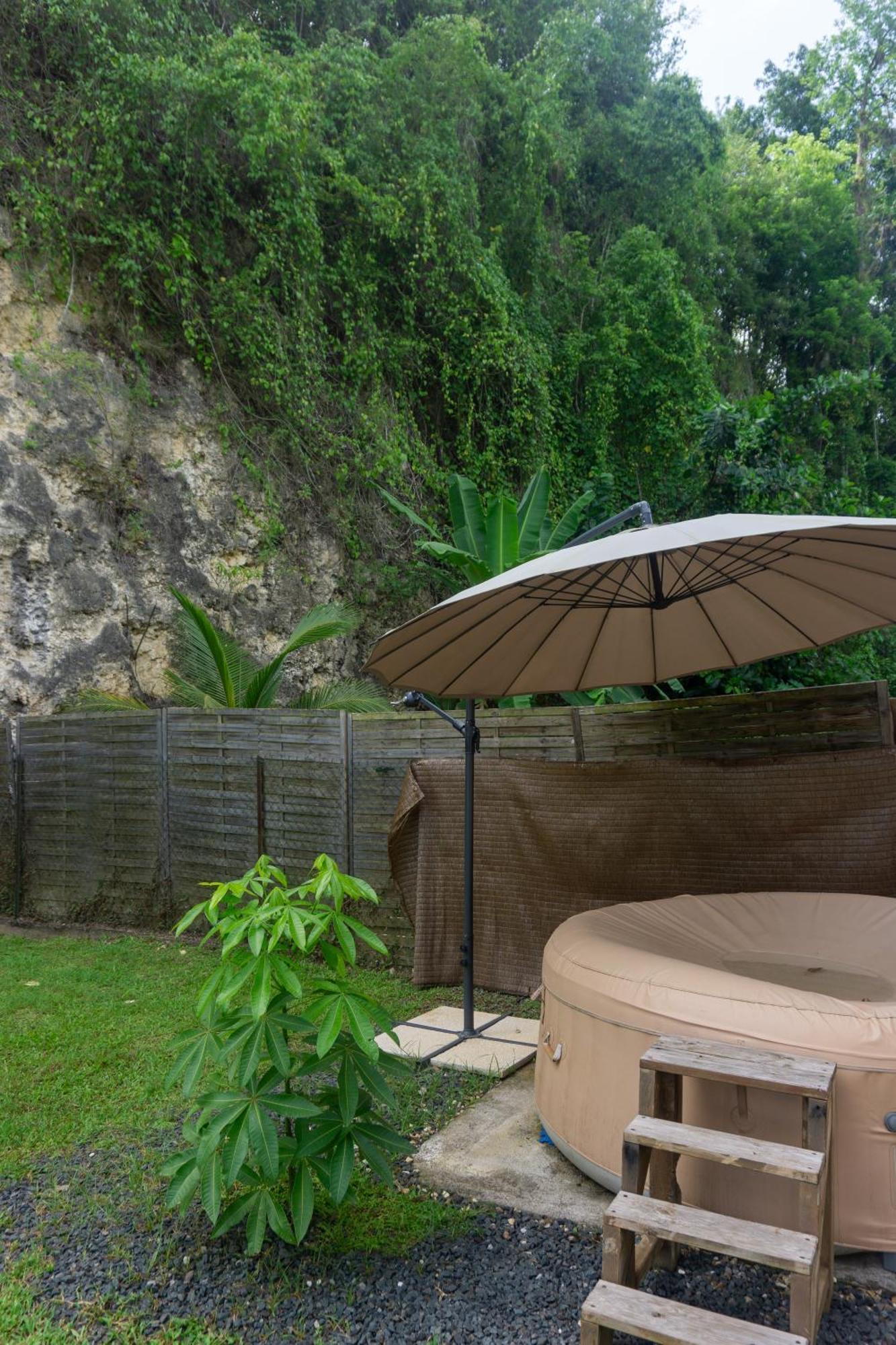 Villa au calme avec Jacuzzi, Villa Le Boursoie Les Abymes Extérieur photo